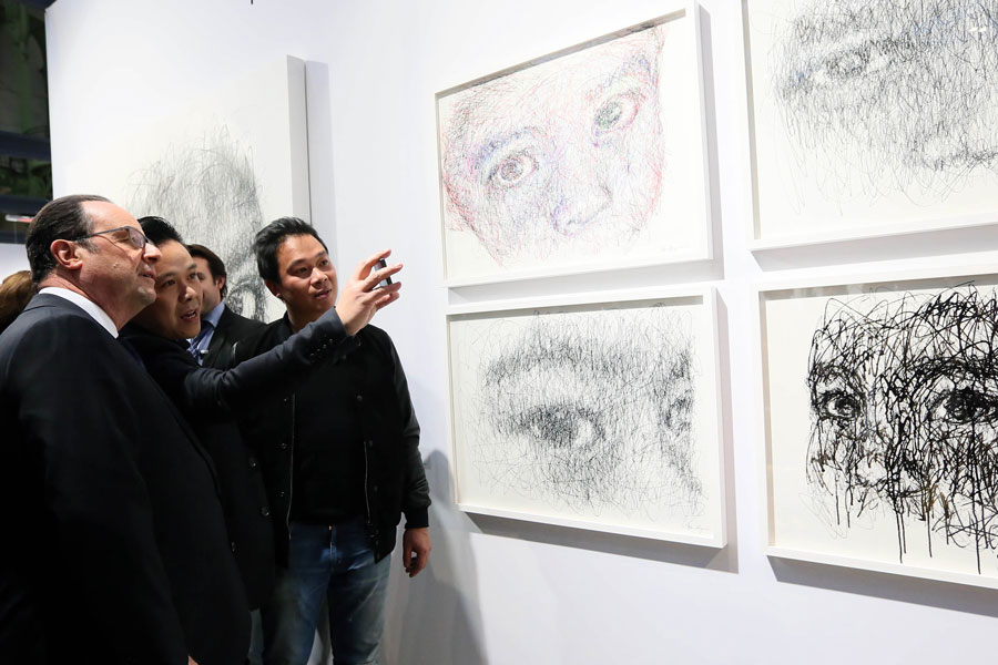 Le président de la République sur le stand de la galerie A2Z admirant les œuvres de Hom Nguyen.