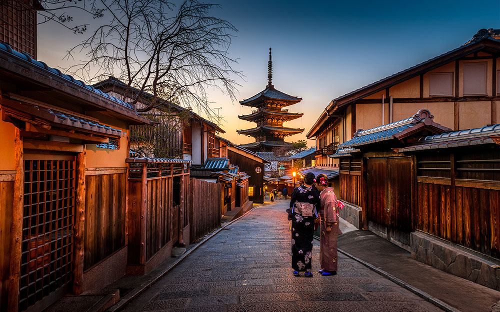 admirer la grâce d’une Maiko dans la lumière des lanternes de Gion à Kyoto
