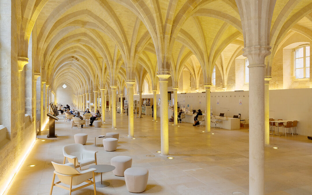 Le collège des Bernardins : Salle à colonnades du XIIIe siècle.